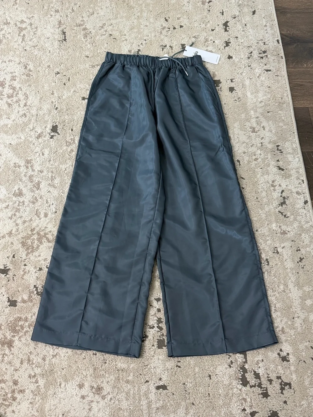 Alo Yoga Afterglow Wide-Leg Track Pants Size Medium in Steel Gray NWT